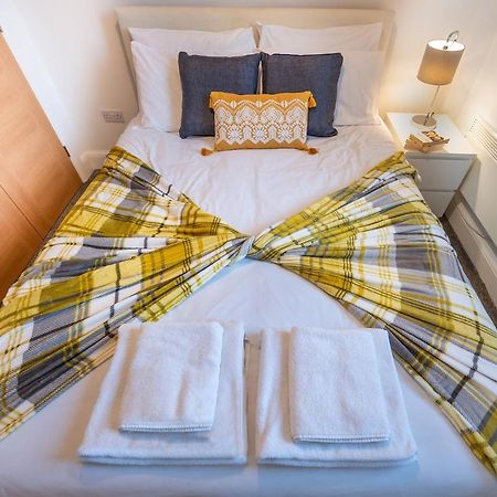 Modern & Spacious 2-Bed Flat With Secure Parking Рединг Екстериор снимка