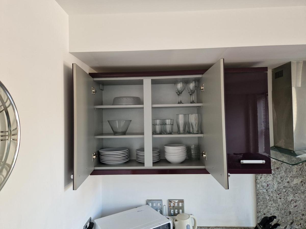 Modern & Spacious 2-Bed Flat With Secure Parking Рединг Екстериор снимка