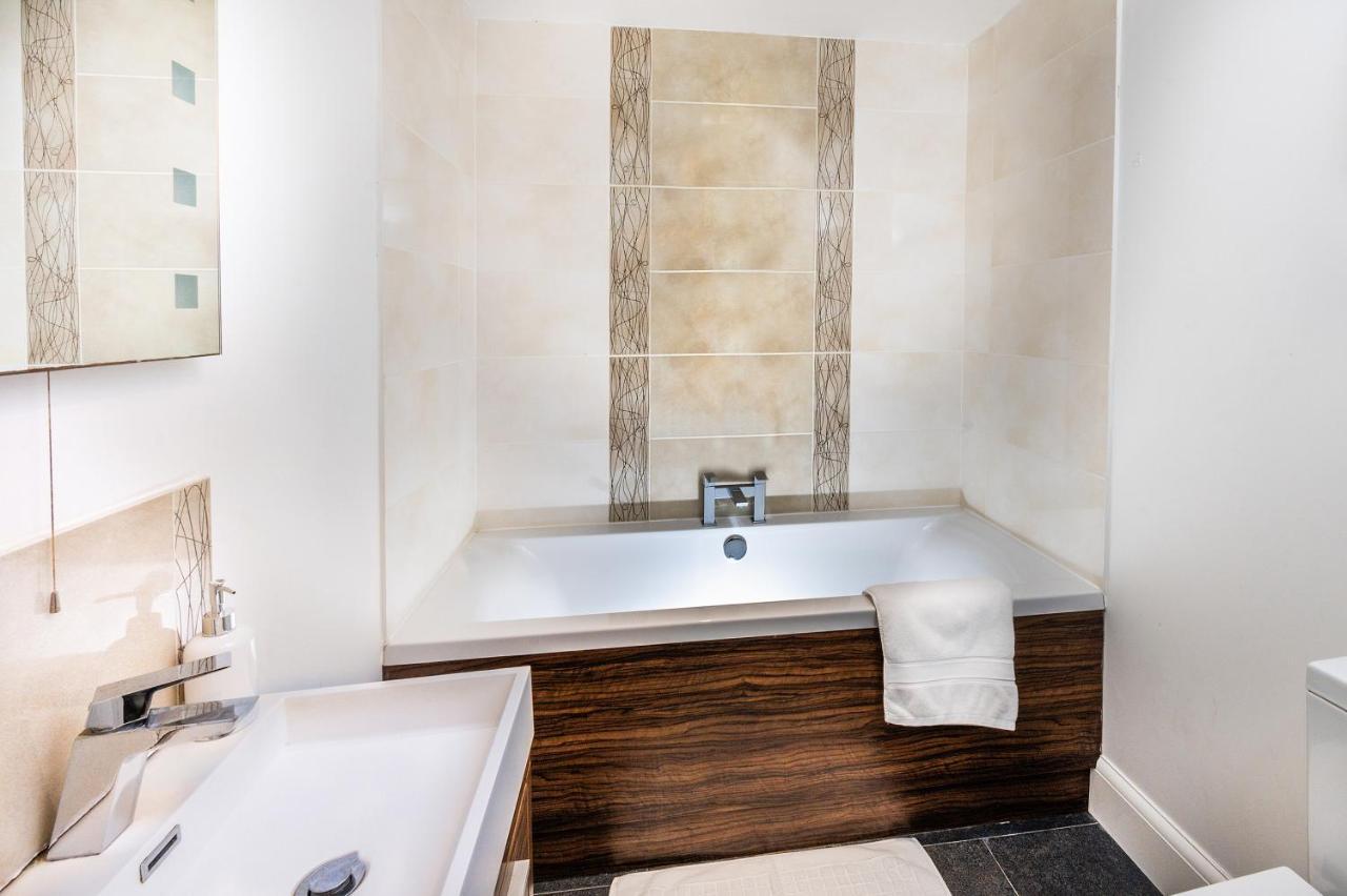 Modern & Spacious 2-Bed Flat With Secure Parking Рединг Екстериор снимка