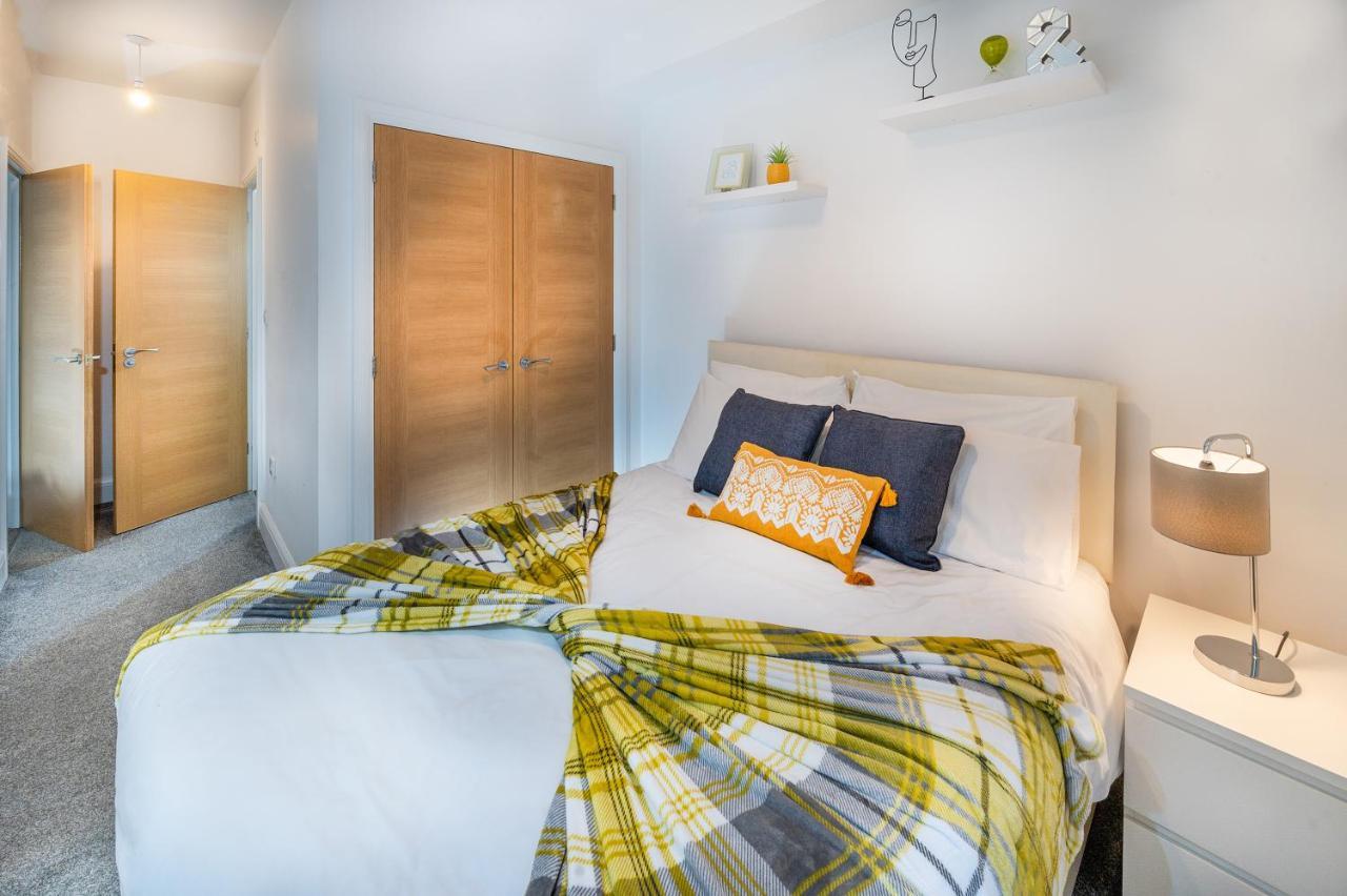 Modern & Spacious 2-Bed Flat With Secure Parking Рединг Екстериор снимка