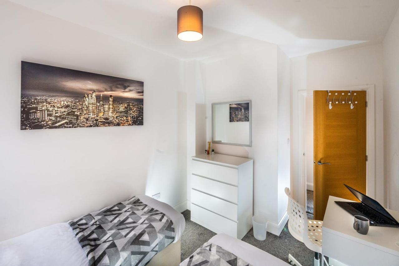 Modern & Spacious 2-Bed Flat With Secure Parking Рединг Екстериор снимка