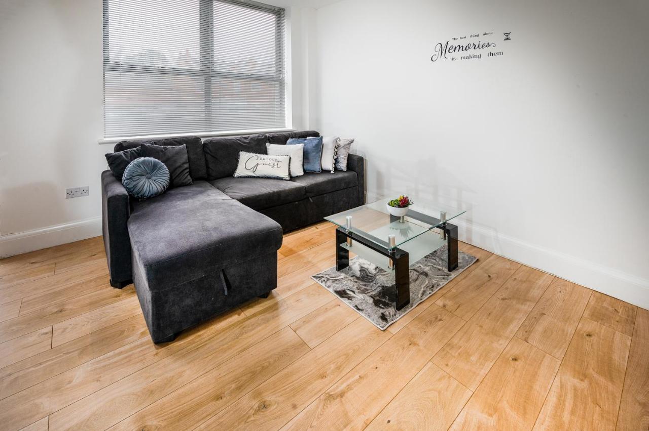 Modern & Spacious 2-Bed Flat With Secure Parking Рединг Екстериор снимка