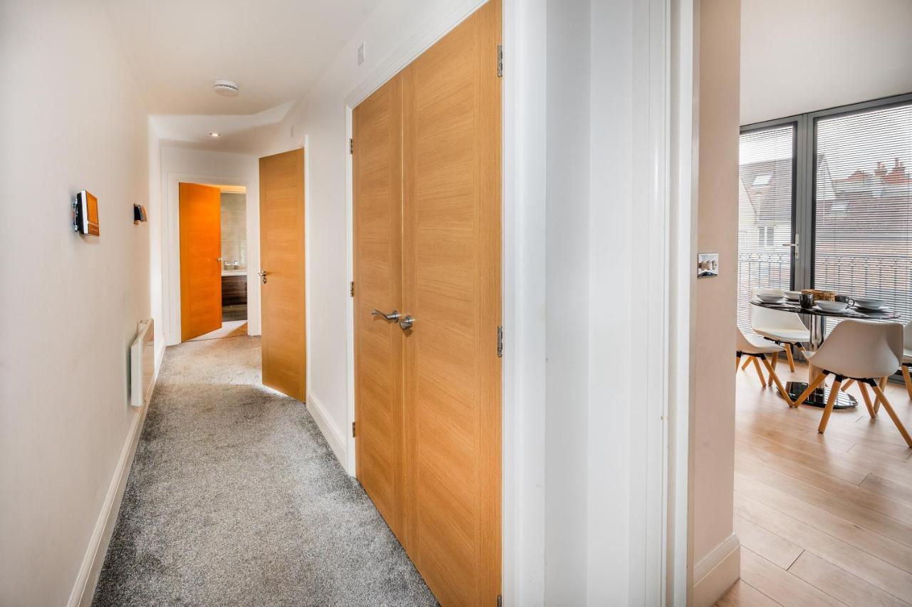 Modern & Spacious 2-Bed Flat With Secure Parking Рединг Екстериор снимка