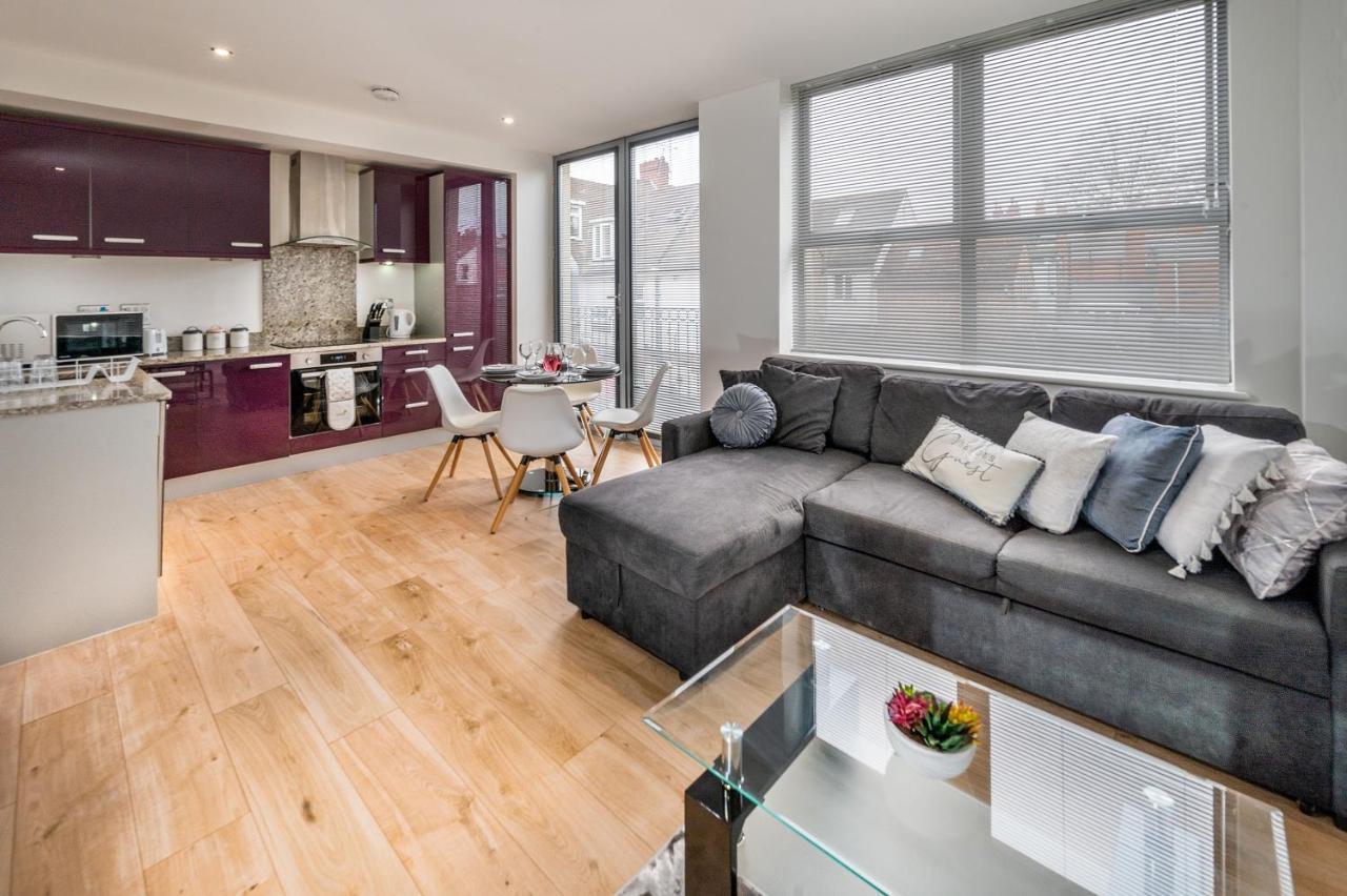 Modern & Spacious 2-Bed Flat With Secure Parking Рединг Екстериор снимка