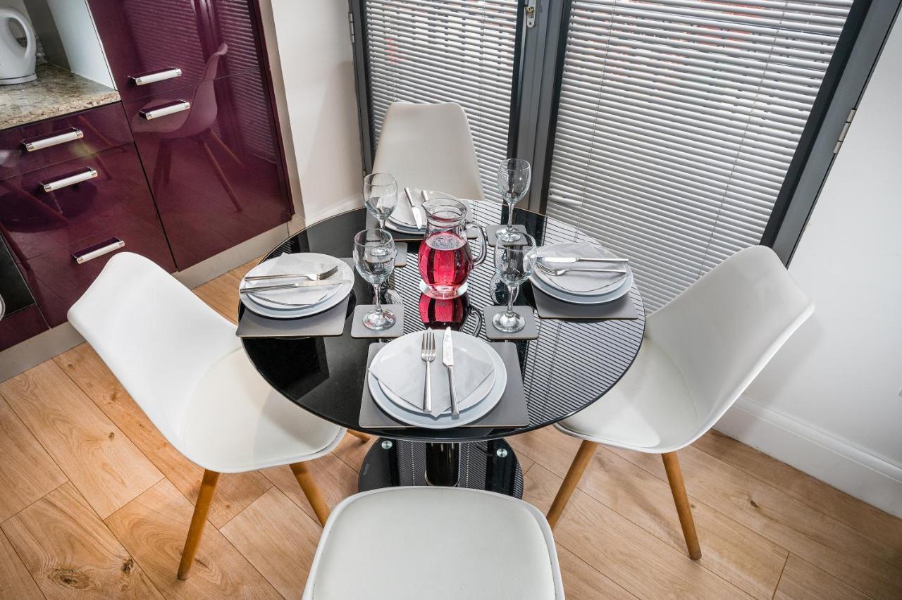 Modern & Spacious 2-Bed Flat With Secure Parking Рединг Екстериор снимка